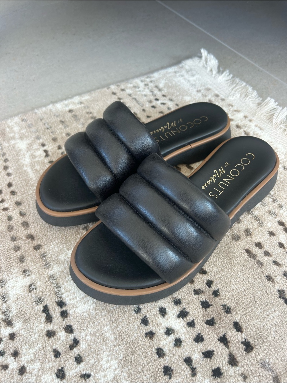 Beautiful Coconuts by Matisse Black Quilted Slide Sandals❤️6